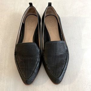 Vince Camuto Pointed Toe Flats. Size 6
